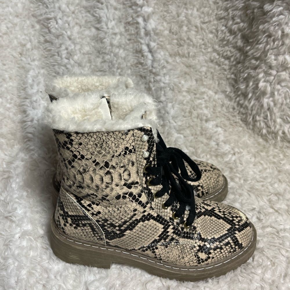 TrueâCraft Snake Skin prints beige and black combat Boots faux fur liningâSZ9M
